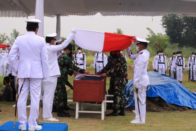 BELASUNGKAWA: Prosesi pemakaman dua penerbang pesawat latih TNI Angkatan Laut di Makam Bahagia TNI AL Wilayah Timur, Desa Gisik Cemandi, Kecamatan Sedati. (HENDRIK MUCHLISON/RADAR SIDOARJO)
