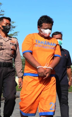 DIAMANKAN: M Taufik saat digelandang ke Polresta Sidoarjo. (LUKMAN AL FARISI/RADAR SIDOARJO)