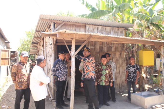 DIBONGKAR: Bupati Sidoarjo Ahmad Muhdlor saat meninjau rumah milik Satuin yang masih berdinding bambu di Prambon. (HENDRIK MUCHLISON/RADAR SIDOARJO)