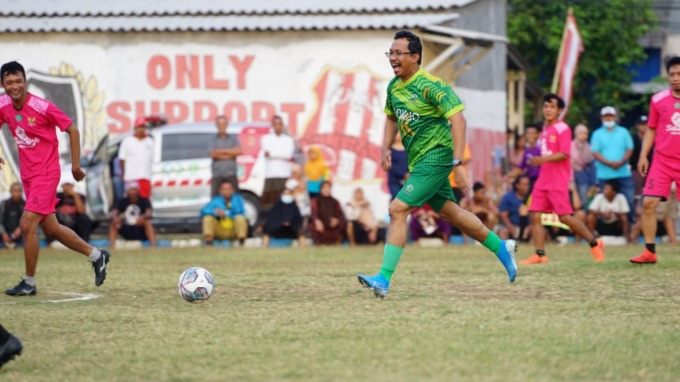 MENGGOCEK: Bupati Sidoarjo Ahmad Muhdlor saat ikut bermain sepak bola.