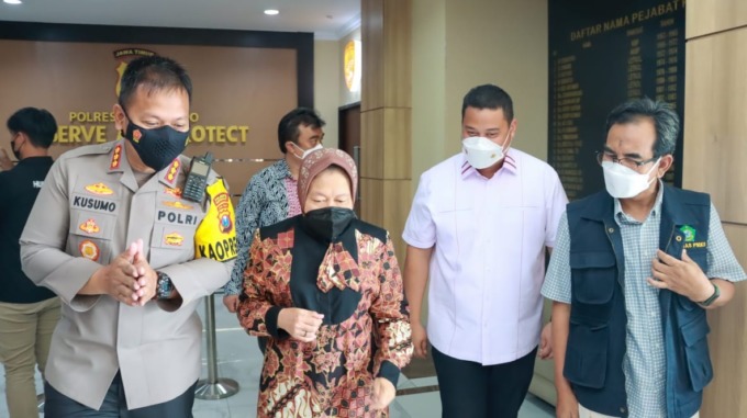 PRIHATIN: Mensos Tri Rismaharini saat mendatangi Mapolresta Sidoarjo.