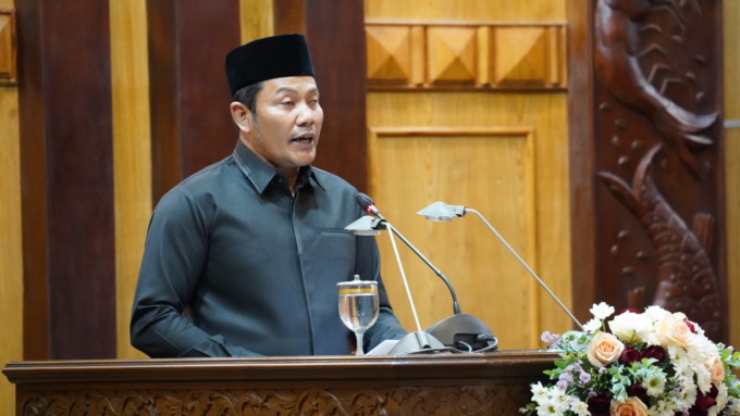 PARIPURNA: Wabup Sidoarjo Subandi saat menyampaikan upaya menekan angka Silpa di hadapan para anggota dewan.