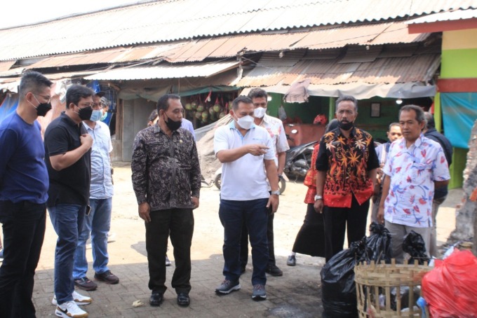 CARI SOLUSI: Tim dari UNDP Indonesia bersama pegawai dan konsultan DLHK Sidoarjo meninjau Tempat Pembuangan Sampah Pasar Taman. (HENDRIK MUCHLISON/RADAR SIDOARJO)