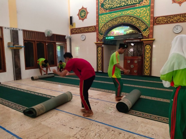 SEMANGAT : Pelajar SMK YPM 7 Tarik saat membersihkan masjid di sekitar lingkungan sekolah di Tarik.
