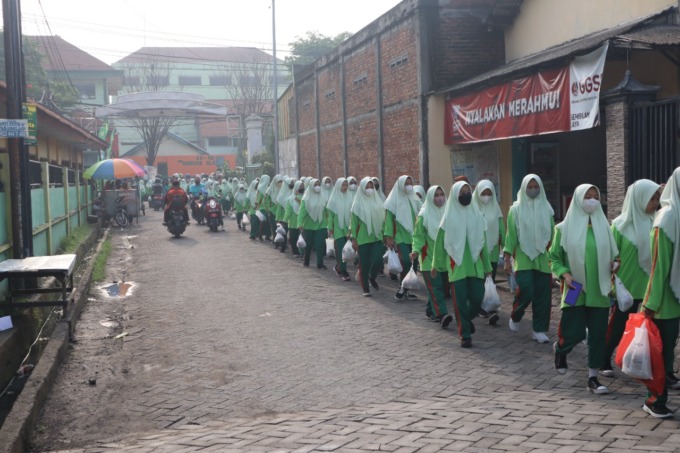 GEMBIRA: Siswa SMK YPM 5 Sukodono memperingati Maulid Nabi Muhammad SAW dengan jalan sehat.