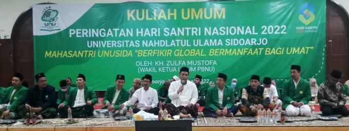 TAMBAH ILMU: KH Zulfa Mustofa saat memberikan kuliah umum.