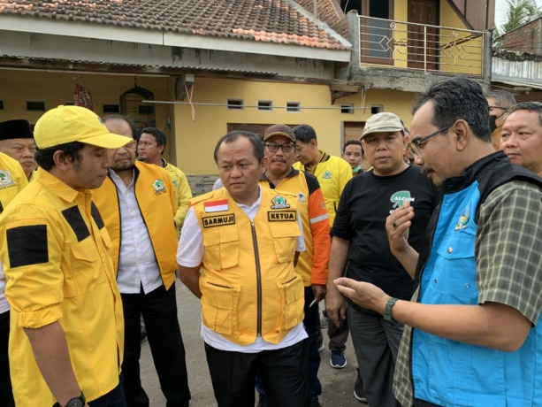 TANGGAP: Ketua DPD Partai Golkar Jawa Timur, M Sarmuji didampingi Ketua DPD Partai Golkar Sidoarjo, Adam Rusydi diterima langsung oleh Kepala Dinas Sosial Pemkab Sidoarjo, Ahmad Misbahul Munir saat meninjau lokasi paling parah akibat terjangan angin putin