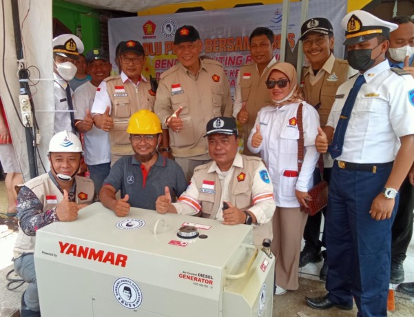 BERMANFAAT: Ir H Bambang Haryo Soekartono bersama BHS Peduli dan DLU Holding menyerahkan bantuan genset untuk penerangan warga korban puting beliung di Dusun Mlaten, Desa Sidokepung, Buduran.