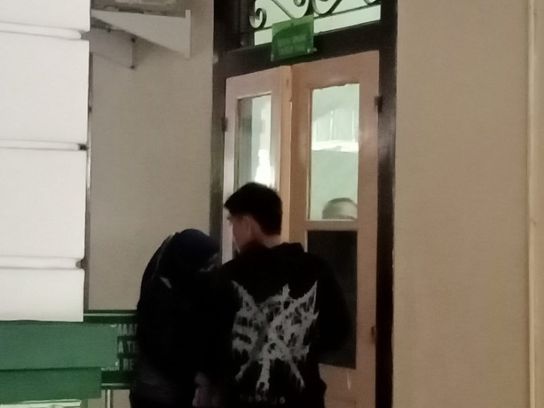 CARI KEADILAN: Kerabat korban saat mengikuti sidang tertutup. (LUKMAN ALFARISI/RADAR SIDOARJO)