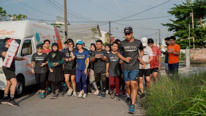 KUMPUL LAGI: Anggota Delta Runners usai berlari sejauh 5 km pada kegiatan pertama setelah pandemi. (IST)