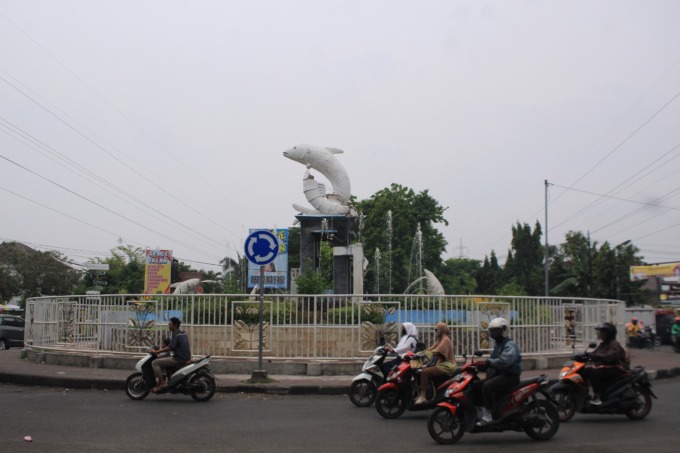 PERLU PERBAIKAN: Taman air mancur di Bundaran Gading Fajar jadi salah satu ikon Sidoarjo. Namun sayang, patung udang bagian atasnya rusak. (HENDRIK MUCHLISON/RADAR SIDOARJO)