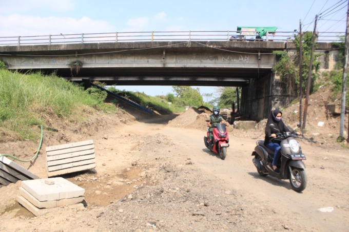 DIKERJAKAN: Kondisi di lokasi proyek perbaikan jalan eks tol Jabon menuju Wisata Bahari Tlocor. (HENDRIK MUCHLISON/RADAR SIDOARJO)