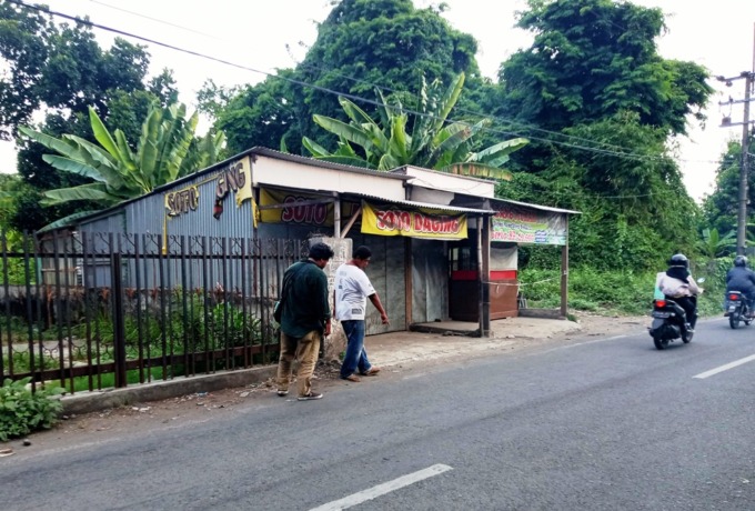 MERESAHKAN: Salah seorang petugas parkir saat menunjukkan lokasi kejadian. (LUKMAN AL FARISI/RADAR SIDOARJO)