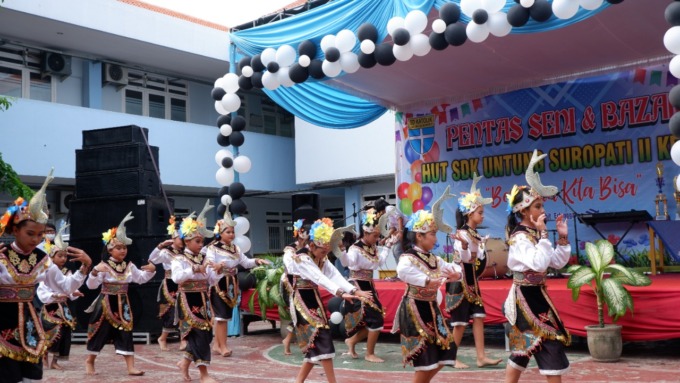 MEMBANGGAKAN: Para siswa saat menampilkan tari Bandeng Nener oleh ekstrakurikuler tari SD Katolik Untung Suropati II Sidoarjo.