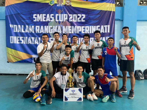 BERPRESTASI: Para pemain bola voli SMA Persatuan Tulangan.