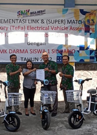 BERSINERGI: Kepala SMK Darma Siswa 1 Sidoarjo H Argo Ciptono, ST, M.M saat menunjukkan nota kerja sama bersama perwakilan PT Surabaya Sumber Utama.