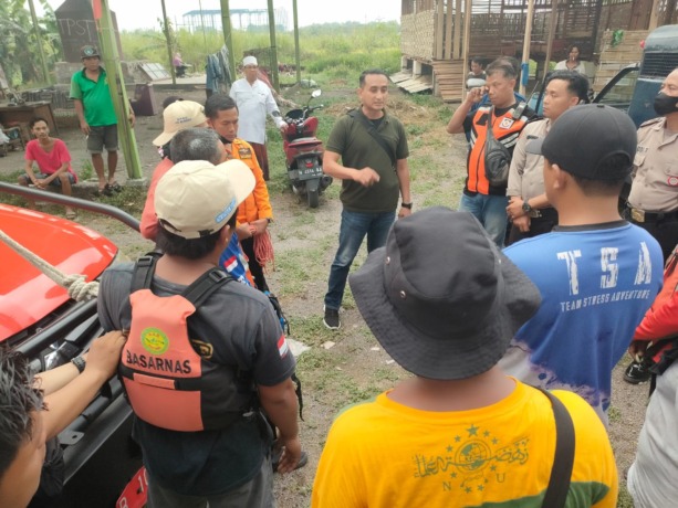 KOORDINASI: Tim gabungan berupaya untuk mencari korban di sekitar sungai.
