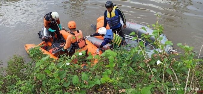 KERJA KERAS: Korban ditemukan dalam keadaan meninggal di Sungai Kedunguling, Kecamatan Prambon. (Ist)