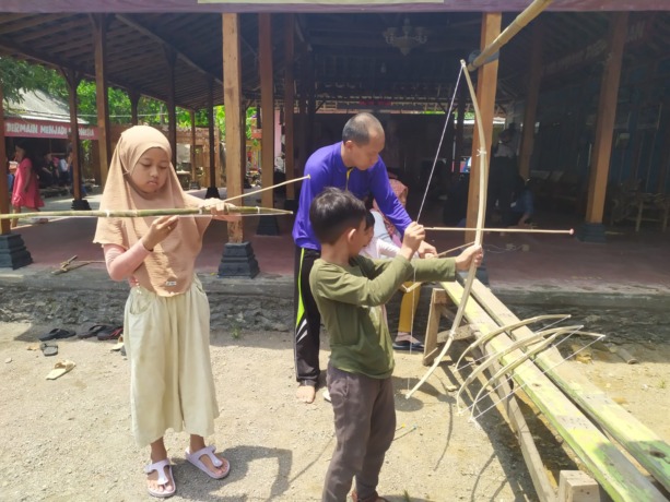 MENYENANGKAN: Sejumlah anak-anak saat belajar membuat mainan dari bambu dan memainkannya. (IST)