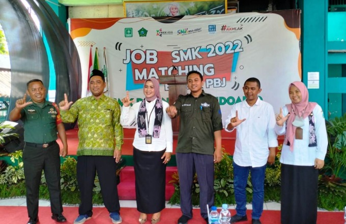 FOTO BERSAMA: Kepala Dinas Tenaga Kerja Sidoarjo Ainun Amalia (tiga dari kiri) didampingi Kepala SMK Diponegoro  Mochammad Fuad Nadjib (tiga dari kanan) dalam kegiatan Job Matching di SMK Diponegoro.