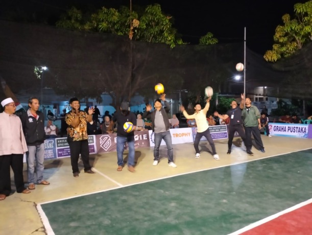 SEMANGAT: Seremonial saat pembukaan Turnamen Bola Voli di Graha Kota. (ANAS/RADAR SIDOARJO)