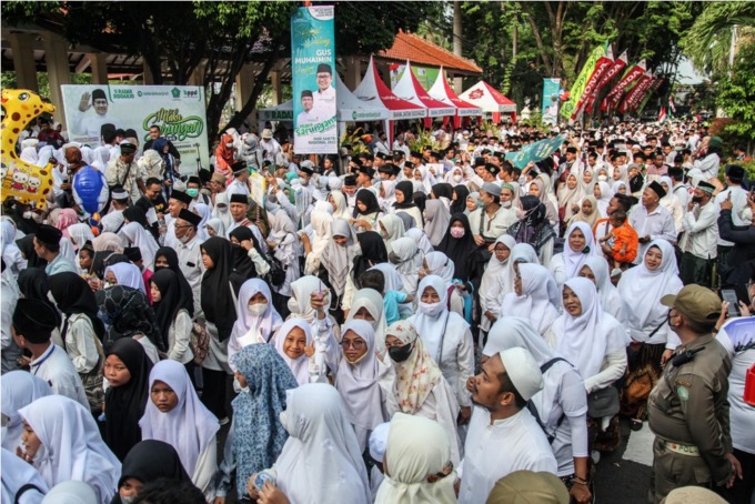 ANTUSIAS: Ribuan peserta “Mlaku Sarungan Bareng” berjalan dengan tertib muali dari Alun-alun Sidoarjo. (SURYANTO/RADAR SURABAYA)