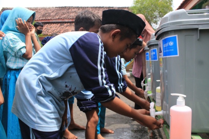 SEHAT : Pelatihan cuci tangan pakai sabun yang benar kepada siswa SDN Kupang III Jabon beberapa waktu lalu. (HENDRIK MUCHLISON/RADAR SIDOARJO)