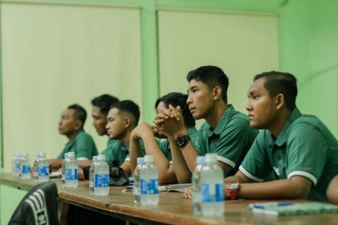 KARIR : Gelandang Deltras Muhammad Afrizhan (dua dari kanan) saat mengikuti program kepelatihan di Stadion Gelora Delta. (IST)