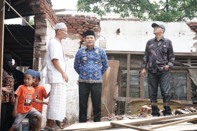 PEDULI: Wakil Bupati Sidoarjo Subandi (tengah) dan Ketua Komisi D DPRD Sidoarjo Abdillah Nasih saat mengecek kondisi rumah serta di Waru yang rusak akibat diterjang hujan yang disertai angin. (IST)