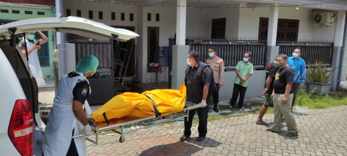 DIDUGA SAKIT: Korban saat dievakuasi menuju rumah sakit untuk dilakukan penyelidikan lebih lanjut. (IST)