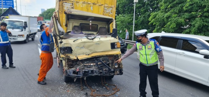 RUSAK: Bodi depan truk bok ringsek usai menabrak bodi belakang bus. (IST)