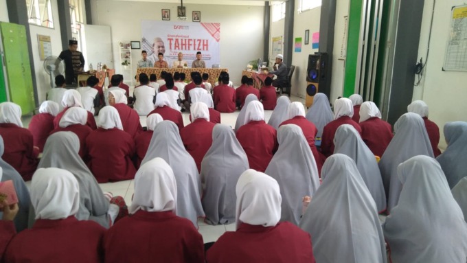 DIUJI: Para santri saat mengikuti standarisasi tahfidz. (ANAS/RADAR SIDOARJO)
