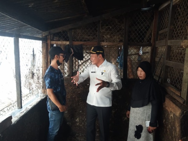 CARI SOLUSI: Wabup Subandi (tengah) saat meninjau area pemotongan unggas di Pasar Sepanjang, Taman. (HENDRIK MUCHLISON/RADAR SIDOARJO)