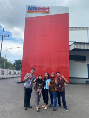 MAGANG MERDEKA: Mahasiswa Magang Program Kampus Merdeka di halaman DC Alfamart Branch Sidoarjo Jl Raya Sukodono 45, Sidoarjo