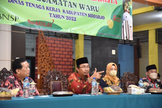BERMANFAAT: Bupati Sidoarjo Ahmad Muhdlor (dua dari kiri) saat memberikan arahan kepada peserta pelatihan tata risa salon dan barista.