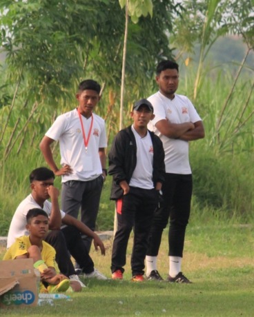 REGENERASI : Rendi Irwan (dua dari kanan) saat mendampingi Deltras U-13 berlaga di Lapangan Sumberejo, Wonoayu. (HENDRIK MUCHLISON/RADAR SIDOARJO)