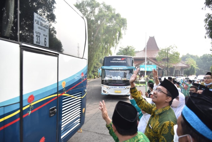 ANTREAN BERTAMBAH: Beberapa jamaah haji saat diberangkatkan dari Pendapa Delta Wibawa, tahun lalu lalu. (IST)