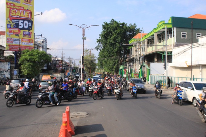 LANGGANAN KEMACETAN: Kondisi lalu lintas di depan MINU Pucang selalu ramai. (HENDRIK MUCHLISON/RADAR SIDOARJO)