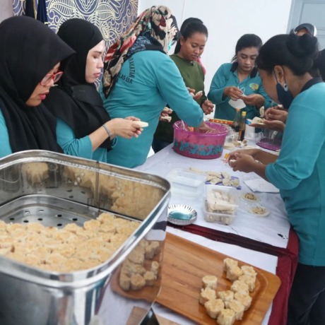 ANTUSIAS: Sejumlah warga binaan saat mempratikkan pembuatan Dimsum. (IST)