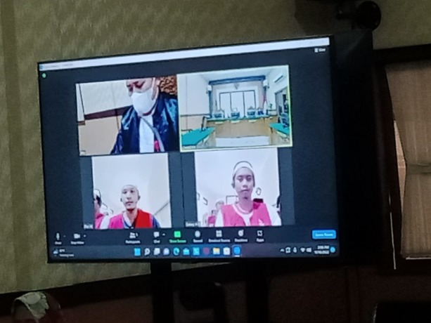 DIADILI: Kedua terdakwa saat mengikuti sidang perdana secara virtual. (LUKMAN AL FARISI/RADAR SIDOARJO)