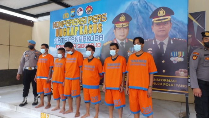 DIRINGKUS: Enam tersangka penyalahgunaan narkotika berbagai jenis saat diamankan. (LUKMAN AL FARISI/RADAR SIDOARJO)