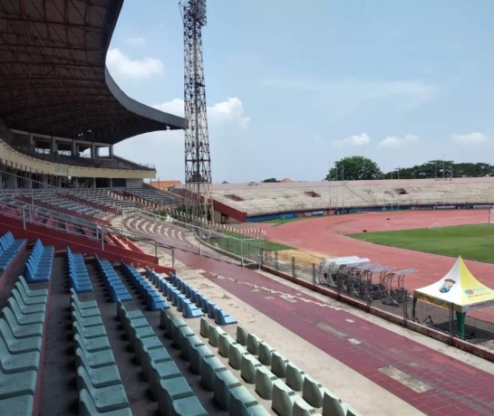 MASIH KURANG : Kursi single seat yang baru ada di tribun VIP Stadion Gelora Delta. (HENDRIK MUCHLISON/RADAR SIDOARJO)