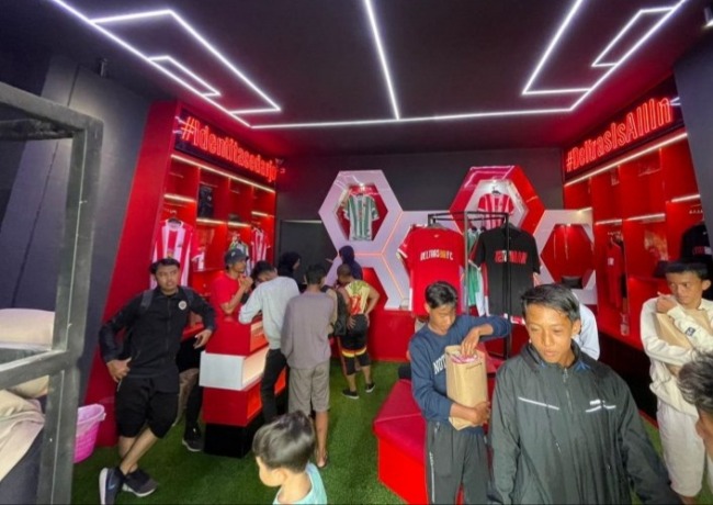 RAMAI : Store baru Deltras Sidoarjo di kawasan Stadion Gelora Delta sudah mulai buka.