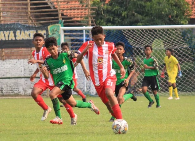 NAIK TAHTA : Pemain Deltras U-13 saat melawan Sikatan Muda. (HENDRIK MUCHLISON/RADAR SIDOARJO)