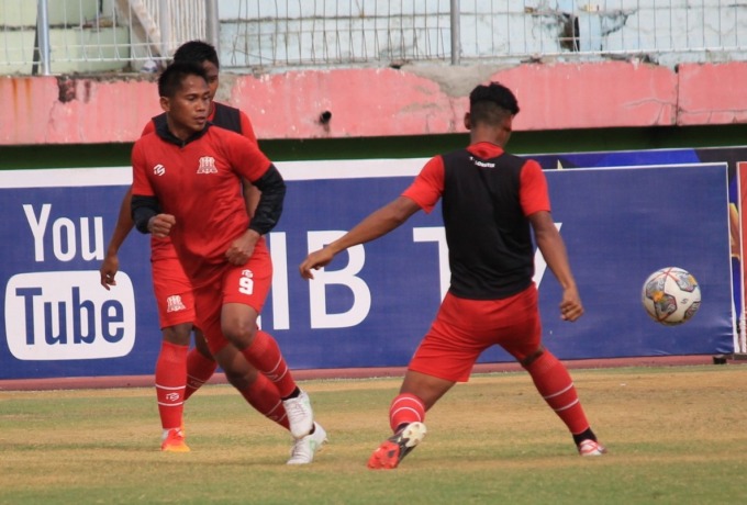 FOKUS: Pemain Deltras Sidoarjo saat berlatih di Stadion Gelora Delta beberapa waktu lalu. (HENDRIK MUCHLISON/RADAR SIDOARJO)
