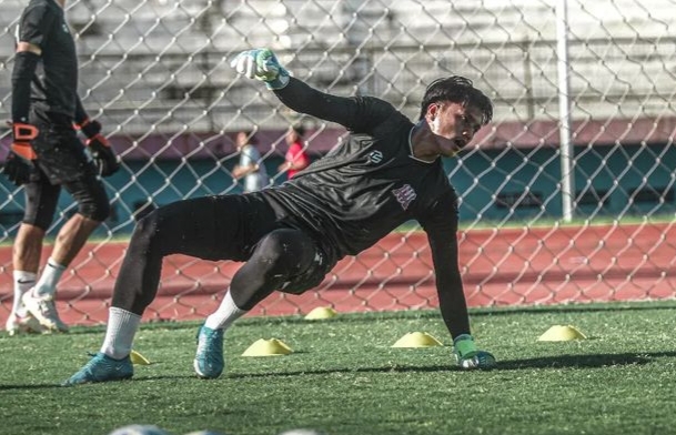 JAGA KONDISI: Penjaga gawang Dicki Agung Setiawan latihan sebelum Liga 2 diliburkan.