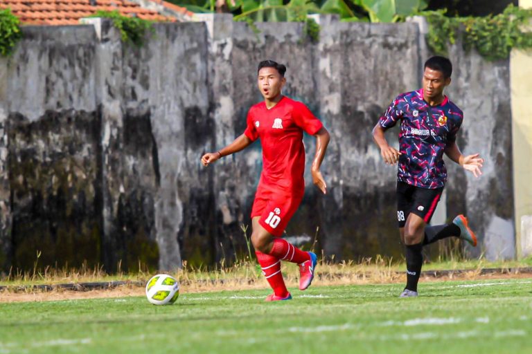 Pemain Deltras Sidoarjo Jidan Nur Zaindien (kiri).