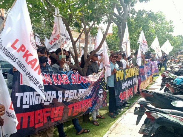 BERDEMO: Puluhan massa saat berunjuk rasa di depan PN Sidoarjo. (LUKMAN AL FARISI/RADAR SIDOARJO)