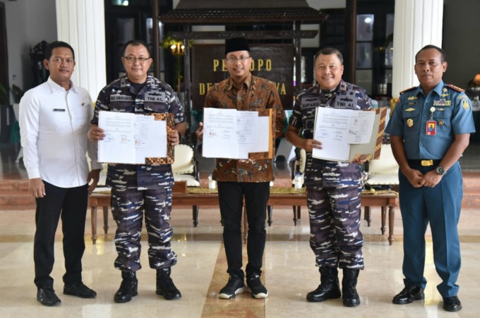 UNTUK PEMBANGUNAN: Bupati Sidoarjo Ahmad Muhdlor bersama Kepala Disfaslanal Laksamana Pertama TNI Eko Sunarjanto (dua dari kiri)  dan Danlantamal V Surabaya Laksamana Pertama TNI Supardi (dua dari kanan) menunjukkan bukti perjanjian kerja sama.