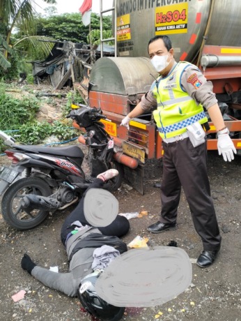 TRAGIS: Pengemudi motor tewas tabrak bokong truk.